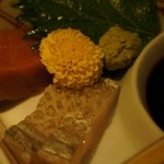 豆家別邸しびかま - お刺身２種。マグロと鯛。まぐろに拘っているだけあって、本当に新鮮です！