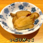 おばんざい菜の花 - いぶりがっこ（鶏めんが出来上がるまでのおつまみでサービスして頂けました♪）