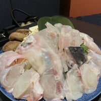 個室ふぐかに料理 磯笛 - ピクピクうごいてました