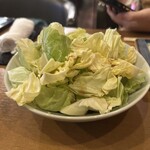 炭火やきとり 寄り鳥 - お通しこの時代にキャベツテンコ盛り！