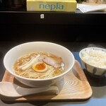まる - 料理写真:とりしょうゆラーメンにて