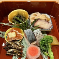 馬車道 大かわ - 八寸　丹波黒豆、タコと蓮根とクラゲの酢の物に胡麻味噌、鯖寿司、日の出明太子、田作り、卵黄味噌漬けとあんぽ柿チーズ、菜の花、大きな数の子