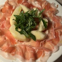 トラットリア グランボッカ - 極旨！！生ハムと季節のフルーツ、この日は洋梨、を添えて