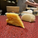 鮨 やまけん - 玉子焼き、沢庵漬け。美味し。