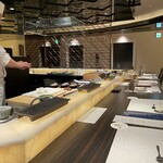 鮨 やまけん - カウンター席。