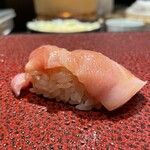 鮨 やまけん 銀座店 - 大トロの握り。美味し。