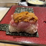 鮨 やまけん - "のりの舞"ウニとマグロのこぼれ巻き。美味し。