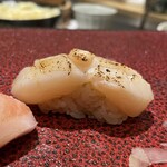 鮨 やまけん - 炙りホタテの握り。美味し。