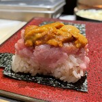 鮨 やまけん - "のりの舞"ウニとマグロのこぼれ巻き。美味し。