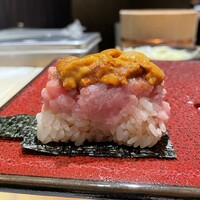 鮨 やまけん 銀座店 - "のりの舞"ウニとマグロのこぼれ巻き。美味し。