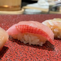 鮨 やまけん 銀座店 - 金目鯛の握り。美味し。