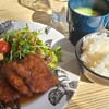 Lemon & Oyster Garden SANGO - 日替わりランチ(税込900円)
                ①ポークソースカツ【4枚】《やや硬め》②サラダ(萵苣&水菜&千切り紫甘藍&かいわれ大根&人参&ミニトマト&マカロニ&シーチキン)③白ご飯④お味噌汁
