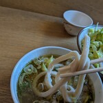 いこい - 1〜2本箸で掬(すく)っては汁に潜(くぐ)らせていただきます　3本以上は無謀です