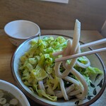 いこい - 箸で掬(すく)い上げたところです　写真の上のところをご覧ください　うどんが立ってます　相当な硬さだということが分かりますよね