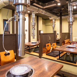 50席の店内は全席仕切りあり&ダクト完備で臭いの心配も無用♪