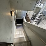かつお食堂 - 店舗入口　階段を降ります②
