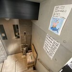 かつお食堂 - 店舗入口　階段を降ります①