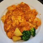 中国料理 悠斎 - ｢海老と卵のチリソース｣アップ　手前の｢ブロッコリー｣と｢サツマイモ｣が絶妙(^-^;