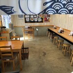 魚まる食堂 - カウンターが8席、4人掛けテーブルが２つあります