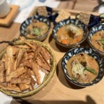 虎連坊 - 牛蒡チップスと牛もつ酒粕味噌煮込み