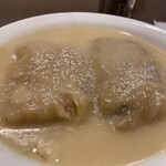 ロールキャベツ専門店 rolls - ホワイトロールキャベツにホワイトペッパーをふりかけて