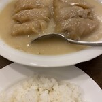 ロールキャベツ専門店 rolls - ホワイトソースロールキャベツをスプーンで切り分けて