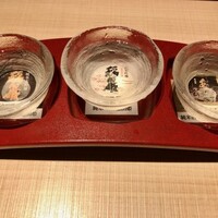 個室処 稲田屋はなれ 八重洲店 - ○蔵元の『純米酒』３種利き酒セット（920円）
                      ・純米大吟醸・純米吟醸・純米酒
