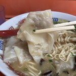 281257180 - ワンタンは、皮がたっぷりでふるふるトロンと柔らかい