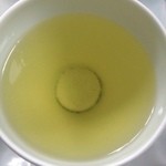 KONNE 食品売場 - 釜炒り茶（香ばしい香りのお茶。日本茶は摘んだ後に蒸しますが、これは鉄釜で炒るので、香ばしい。）。宮崎五ヶ瀬産。