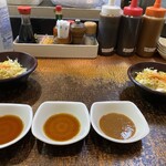 ステーキの志摩 - 小皿にソースを入れてスタンバイ