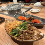 焼肉六角 - キムチ盛り合わせ　ナムル盛り合わせ