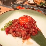 焼肉六角 - 炙りユッケ