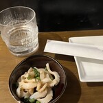 まかない屋 - お通しもイカ、芋焼酎のお湯割りとの相性バッチリ