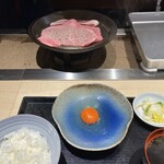 すき焼き ちかよ - お肉が焼かれます