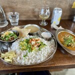 スパイス・ツリー - 本日の2種盛りプレートのお姿　勿論メインは牡蠣と柚子と味噌に、定番のマトンのキーマと山椒で