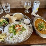 スパイス・ツリー - 本日のカレー2種盛りの御姿　店主飯村氏からは、牡蠣のカレーは一月中旬まではやる予定との事！