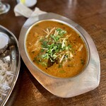 スパイス・ツリー - 待ってました、冬のスペシャリテ、牡蠣と柚子と味噌！でっかい牡蠣ゴロゴロ入っていて、トマトベースのソースに柚子の香りと酸味が特徴　スパイスツリーのカレーで1番酸味強いかも