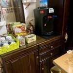 福ちゃん - ミネラルウォーター使用の個室のお茶コーナー(こちら以外も…)。無料なので、お客様ご自由に飲まれて…(日本のお茶類、韓国のお茶類など…)。コメントは2025年(=令和7年)1月中。생수 사용의　음료수 코너(무료　이므로　 손님께서 자유롭게…⇒일본차 ,한국차등…(댓글은  2025년)。