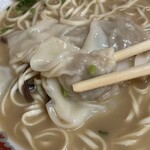 281280416 - 中の豚ひき肉の餡も、肉の旨みとニンニクの香りがいいですね