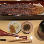 うなぎ家 敏 - 極み一本重 デカい(〃'艸'〃)