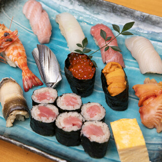 Sushi ◆ A masterpiece combining carefully selected fresh fish, red vinegar rice, and special soy sauce.
