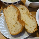 キッチン ブルー グローブ - ソフトフランスパンは大きめ