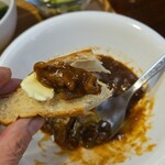 キッチン ブルー グローブ - ストロガノフを乗せて