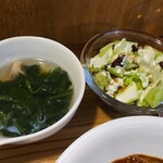 キッチン ブルー グローブ - ほうれん草スープ、サラダのアップ