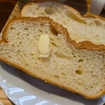 キッチン ブルー グローブ - フランスパンへバターを付けて