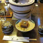 奥丹 - 胡麻豆腐はおいしかった。下にとろろが入った茶碗。