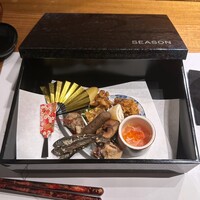 シーズン - 八寸(紅白なます･あん肝奈良漬け和え･紅あずまレモン煮･いぶりがっこクリームチーズ･河豚煮凝り･牛蒡旨煮･胡桃飴炊き･子持ち鮎甘露煮･鶏とレーズンのパテ･牡蠣時雨煮･田作り)