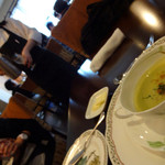メリメロ - 2000円コース【えんどう豆のスープ】この日は蒸し蒸ししてて、どーせなら冷製スープが良かったんだけど、シナモンをふってくれてて爽快さ抜群‼︎ただただ料理作ってるだけでないことが良く分かる！素晴らしい！