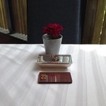 赤坂璃宮 - 各テーブルにさりげなく生花あり