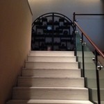 赤坂璃宮 - 店内階段で上のフロアへ